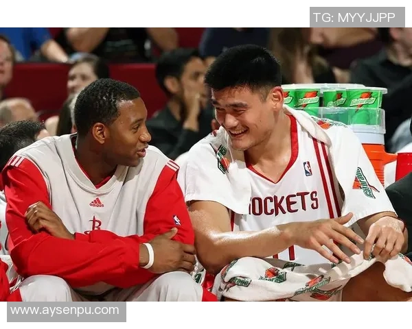 姚明突破防线精彩控球上篮展现巨星风范与篮球艺术的完美结合 姚明突破防线精彩控球上篮展现巨星风范与篮球艺术的完美结合