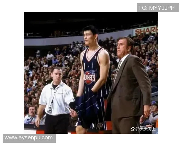 姚明在篮球场上的感人瞬间与不屈精神展现了体育的魅力与人性的光辉 姚明在篮球场上的感人瞬间与不屈精神展现了体育的魅力与人性的光辉